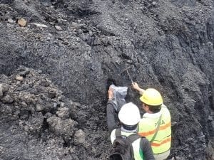 Proses pengambilan sampel batubara dengan metode ply by ply di lapangan batubara PT. Bukit Asam, Tbk.