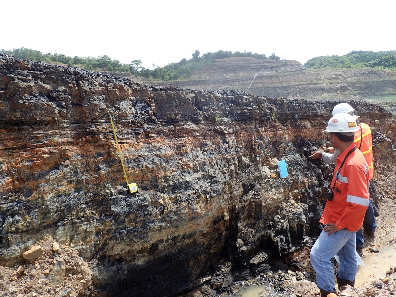 Proses pengambilan data dan conto batuan di daerah Senakin (photo by F. Anggara)